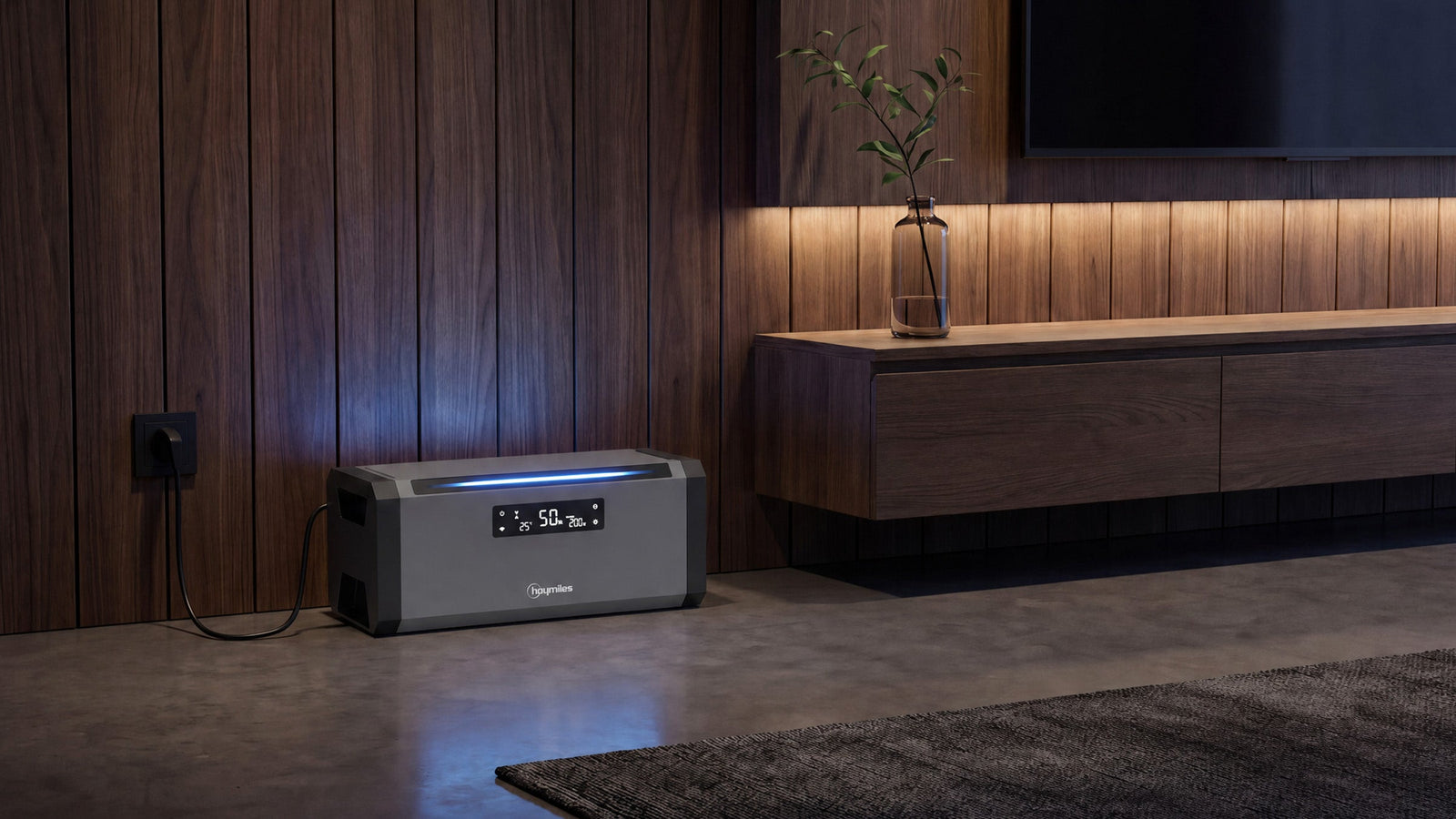 Hoymiles Hi-Battery 1920 AC Balkonkraftwerk-Speicher am Balkon im Sonnenlicht